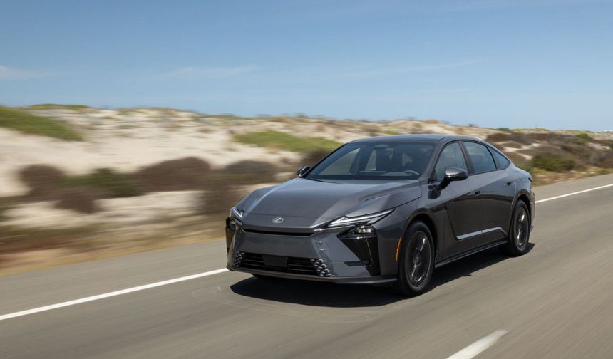 Lexus Türkiye'de 10. yılını yeni ES modeliyle kutluyor